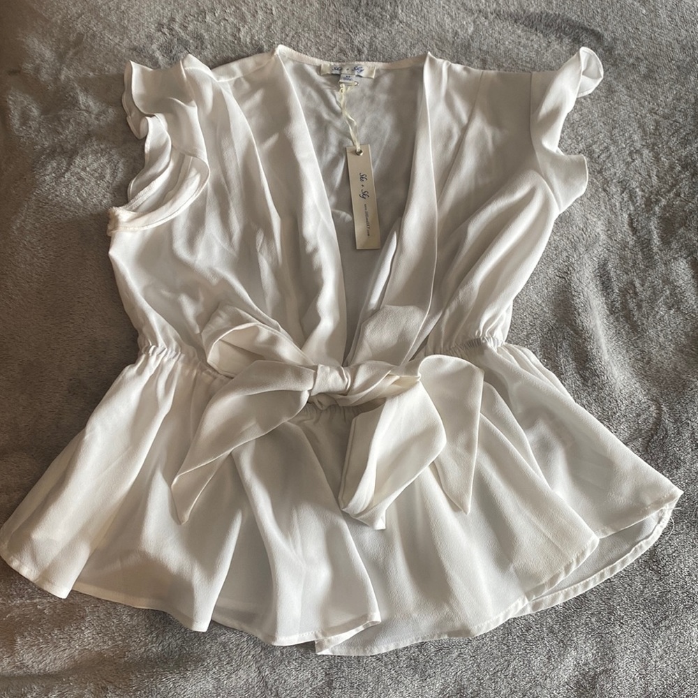 BRAND NEW Boutique blouse, deep V, elastic peplum top.